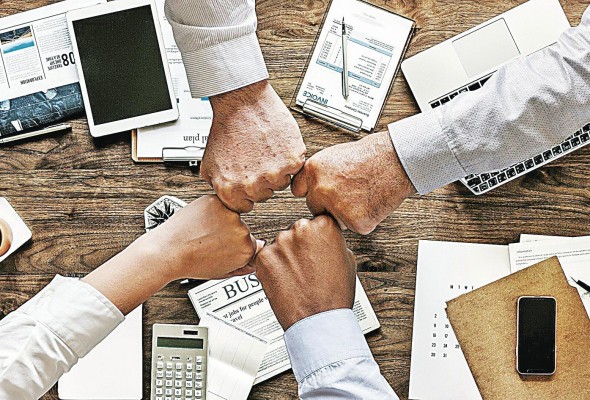 En una organización el trabajo en equipo es fundamental. En una organización el trabajo en equipo es fundamental.