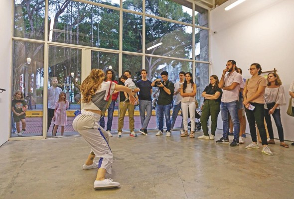 El trabajo de López invita al espectador a experimentarlo, haciendo del espacio expositivo un lugar más activo. El trabajo de López invita al espectador a experimentarlo, haciendo del espacio expositivo un lugar más activo.