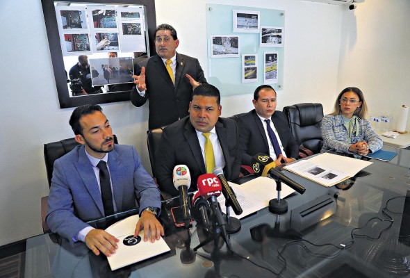 El equipo legal de víctimas del PH Urbana, este martes, en conferencia de prensa. El equipo legal de víctimas del PH Urbana, este martes, en conferencia de prensa.