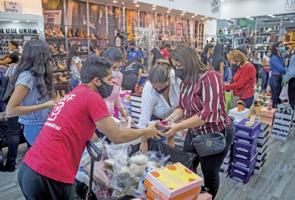En Venezuela la moneda nacional está devaluada; los consumidores utilizan el dólar del mercado negro. En Venezuela la moneda nacional está devaluada; los consumidores utilizan el dólar del mercado negro.