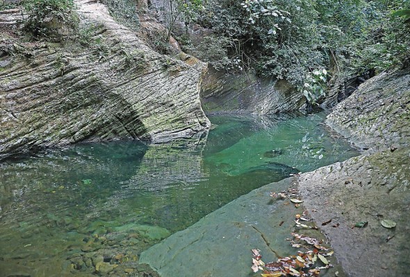 La piscina natural se encuentra al final de la cueva. La piscina natural se encuentra al final de la cueva.