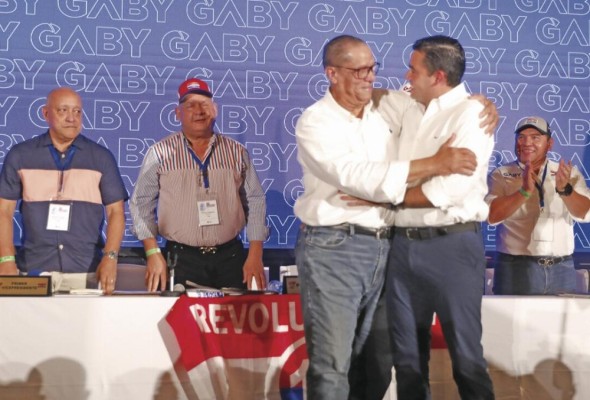Camilo Alleyne, quien fue ministro de Salud durante el Gobierno del ex presidente Martín Torrijos, actual candidato presidencial del Partido Popular, es abrazado por José Gabriel Carrizo. Camilo Alleyne, quien fue ministro de Salud durante el Gobierno del ex presidente Martín Torrijos, actual candidato presidencial del Partido Popular, es abrazado por José Gabriel Carrizo.