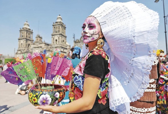 En México se lleva a cabo el tradicional desfile de Día de Muertos, al que acuden cientos de personas. En México se lleva a cabo el tradicional desfile de Día de Muertos, al que acuden cientos de personas.
