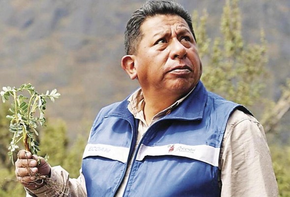 El biólogo peruano Constantino Aucca Chutas ha obtenido el premio Campeones de la Tierra de 2022, el galardón ambiental más importante de la ONU. El biólogo peruano Constantino Aucca Chutas ha obtenido el premio Campeones de la Tierra de 2022, el galardón ambiental más importante de la ONU.