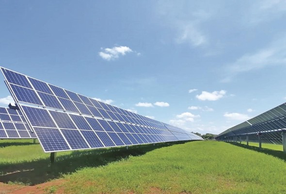 La instalación de paneles solares equivalen a 72.600 árboles plantados; evita la polución de 1.700 vehículos. La instalación de paneles solares equivalen a 72.600 árboles plantados; evita la polución de 1.700 vehículos.