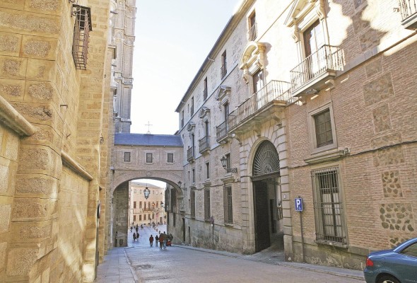Toledo es la capital de la región, conocida por los monumentos medievales árabes, judíos y cristianos en su ciudad antigua. Toledo es la capital de la región, conocida por los monumentos medievales árabes, judíos y cristianos en su ciudad antigua.