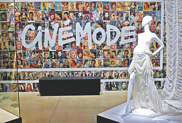 Atuendos que se exhiben durante la exposición 'Cinemode de Jean-Paul Gaultier' en la Cinemateca de París. Atuendos que se exhiben durante la exposición 'Cinemode de Jean-Paul Gaultier' en la Cinemateca de París.
