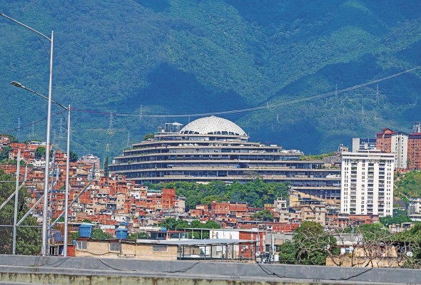 Al fondo El Helicoide, en Caracas, Venezuela Al fondo El Helicoide, en Caracas, Venezuela
