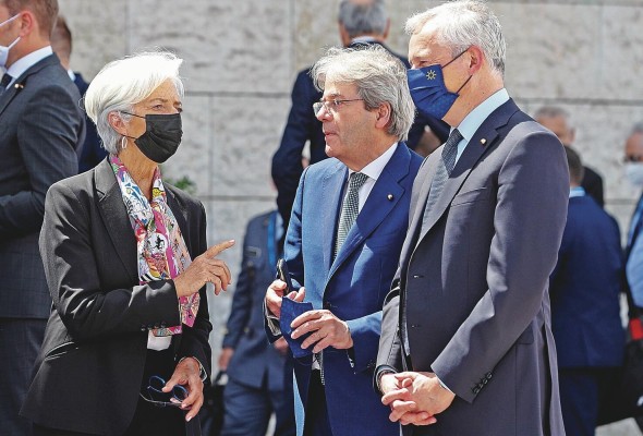 La presidenta del Banco Central Europeo Christine Lagarde, el comisionado europeo para Economía Paolo Gentiloni y el ministro francés de economía, finanzas y recuperación Bruno le Maire, en Lisboa. La presidenta del Banco Central Europeo Christine Lagarde, el comisionado europeo para Economía Paolo Gentiloni y el ministro francés de economía, finanzas y recuperación Bruno le Maire, en Lisboa.