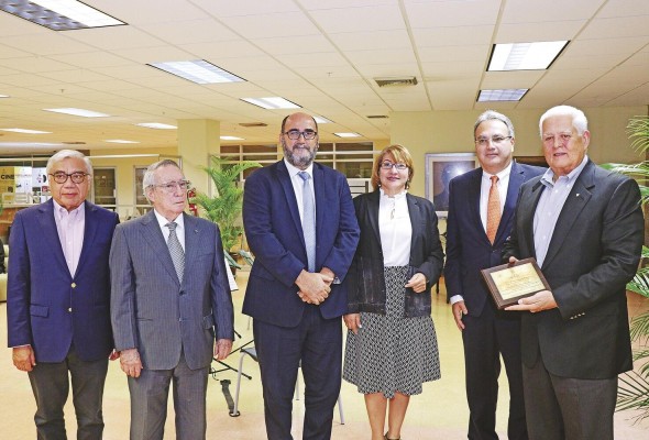 Directivos y exdirectivos de la Fundación Biblioteca Nacional entregaron la placa de reconocimiento Directivos y exdirectivos de la Fundación Biblioteca Nacional entregaron la placa de reconocimiento