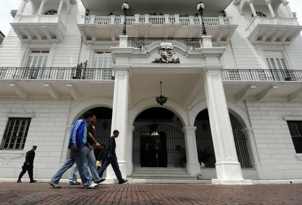 Los mandatarios de Costa Rica, Colombia y Panamá se reunirán en privado en el Salón Los Tamarindos de la Presidencia de la República para tratar temas de interés tripartita. Los mandatarios de Costa Rica, Colombia y Panamá se reunirán en privado en el Salón Los Tamarindos de la Presidencia de la República para tratar temas de interés tripartita.