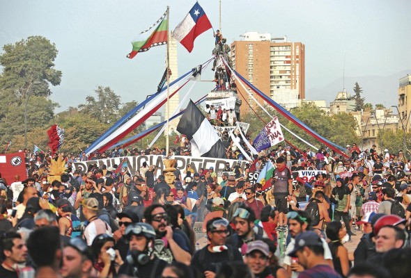 En el interior de las protestas y como parte de sus protagonistas centrales, convergen varios movimientos sociales chilenos, de diferentes grados de radicalidad, organización y antigüedad En el interior de las protestas y como parte de sus protagonistas centrales, convergen varios movimientos sociales chilenos, de diferentes grados de radicalidad, organización y antigüedad