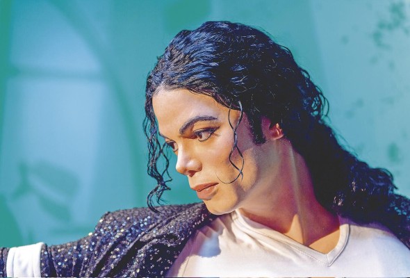 Michael Jackson fue el primero en escandalizar a la sociedad, al cambiar su tono de piel. Michael Jackson fue el primero en escandalizar a la sociedad, al cambiar su tono de piel.