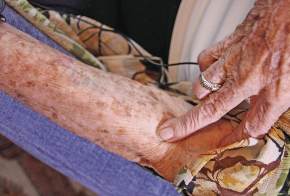 Gerti Zentner, de 96 años, nacida en Praga en 1923, muestra en su brazo izquierdo el numero 72896 que le tatuaron los nazis. Gerti Zentner, de 96 años, nacida en Praga en 1923, muestra en su brazo izquierdo el numero 72896 que le tatuaron los nazis.