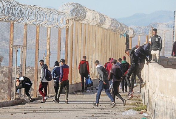 Unos 8 mil migrantes marroquíes intentaron cruzar a la ciudad española de Ceuta. De estos, al menos unos 5,600 fueron devueltos a Marruecos. Unos 8 mil migrantes marroquíes intentaron cruzar a la ciudad española de Ceuta. De estos, al menos unos 5,600 fueron devueltos a Marruecos.