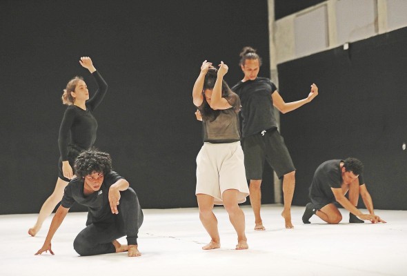 'ASH': la danza que libera y comunica; una pieza de catarsis 'ASH': la danza que libera y comunica; una pieza de catarsis