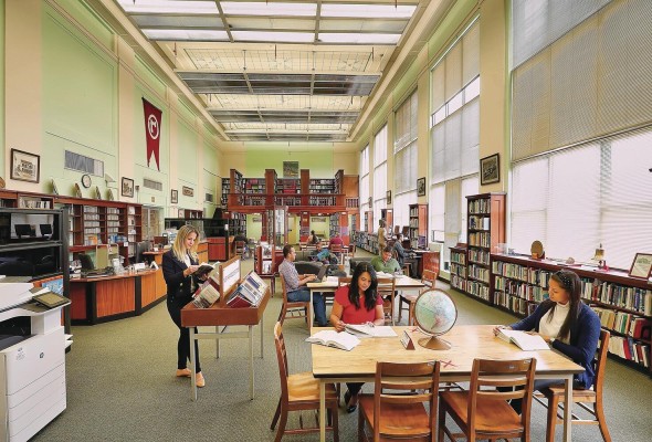 Sala de lectura de la biblioteca Roberto F. Chiari, ubicada en el primer alto del Edificio 704, del Centro de Capacitación Ascanio Arosemena en Balboa. Sala de lectura de la biblioteca Roberto F. Chiari, ubicada en el primer alto del Edificio 704, del Centro de Capacitación Ascanio Arosemena en Balboa.