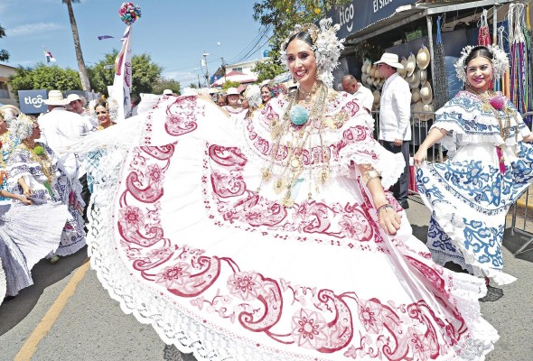 Una mujer luce la pollera en el desfile. Una mujer luce la pollera en el desfile.
