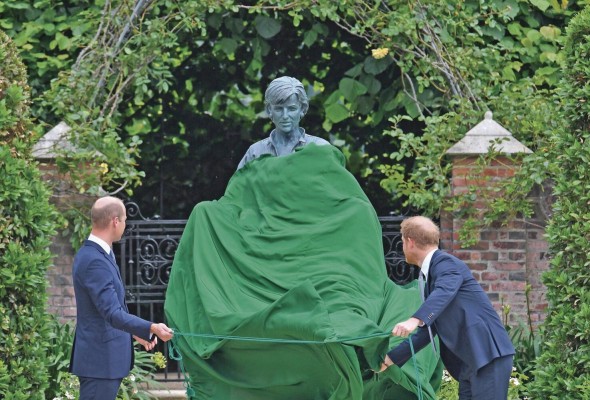 La esperada escultura, encargada y financiada por los príncipes, presidirá a partir de ahora el Jardín Hundido. La esperada escultura, encargada y financiada por los príncipes, presidirá a partir de ahora el Jardín Hundido.