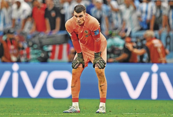 El portero croata Dominik Livakovic, durante el partido contra Argentina en el estadio Lusail de Catar. El portero croata Dominik Livakovic, durante el partido contra Argentina en el estadio Lusail de Catar.