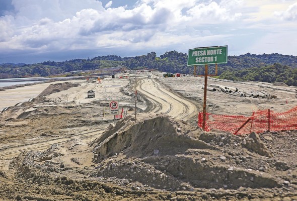 La presa de relave. Trabajan para que la arena que conforma el muro de contención esté compactada y no se erosione. Asegura que no haya desbordamiento. La presa de relave. Trabajan para que la arena que conforma el muro de contención esté compactada y no se erosione. Asegura que no haya desbordamiento.