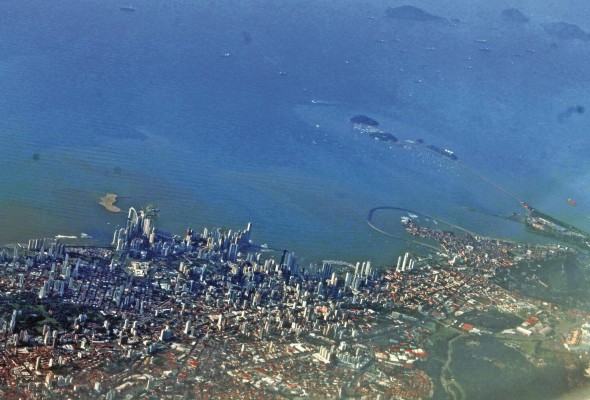 Vista aérea de la ciudad de Panamá y del sector de torres de apartamentos en el borde costero y el sector de San Francisco. Vista aérea de la ciudad de Panamá y del sector de torres de apartamentos en el borde costero y el sector de San Francisco.