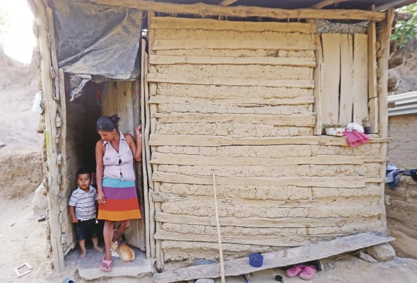 En Centroamérica, con cerca de 48,5 millones de habitantes, más de la mitad vive en situación de pobreza. En Centroamérica, con cerca de 48,5 millones de habitantes, más de la mitad vive en situación de pobreza.