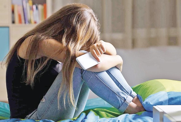 La ansiedad y la depresión son dos peligrosos síntomas de pensamientos suicidas en adolescentes. La ansiedad y la depresión son dos peligrosos síntomas de pensamientos suicidas en adolescentes.