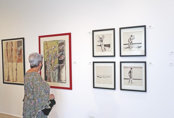 La muestra incluye obras abstractas y dibujos La muestra incluye obras abstractas y dibujos