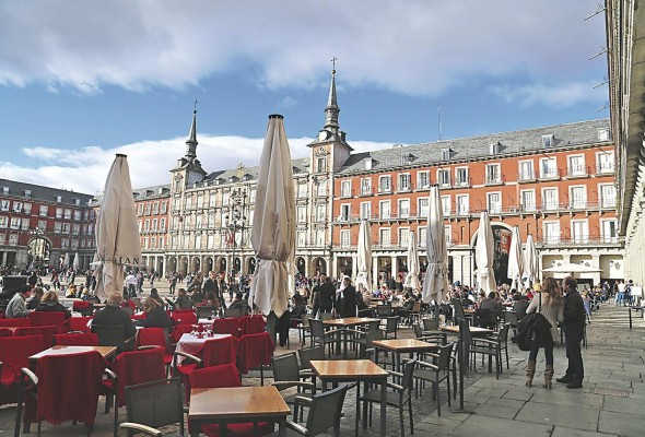En la Plaza Mayor hay restaurantes con terrazas para degustar copas de vino y tapas de jamón serrano. En la Plaza Mayor hay restaurantes con terrazas para degustar copas de vino y tapas de jamón serrano.