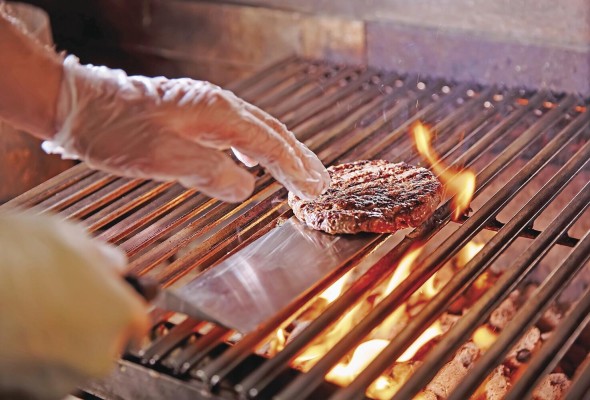 En la competición, cada restaurante apuesta por una hamburguesa creativa que gane la predilección de los 'foodies'. En la competición, cada restaurante apuesta por una hamburguesa creativa que gane la predilección de los 'foodies'.