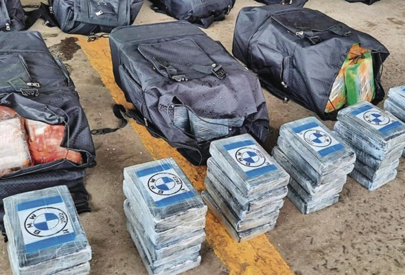 La droga estaba en 64 maletas negras. La droga estaba en 64 maletas negras.