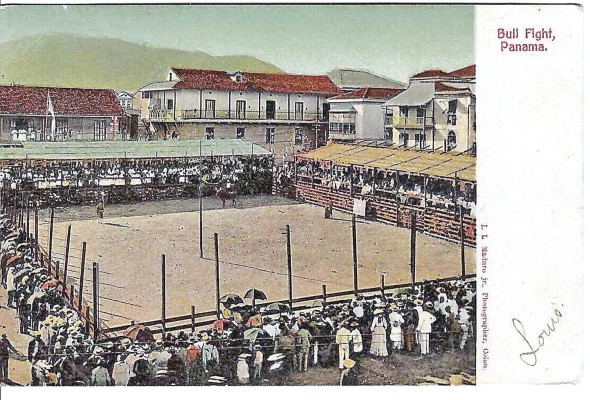 I.L. Maduro Jr.: Bullfight, Panamá. Tarjeta postal de corrida de toros en la plaza del Triunfo, hoy plaza Herrera, San Felipe, Panamá. Vista hacia el oeste de la plaza con el cerro Ancón al fondo. I.L. Maduro Jr.: Bullfight, Panamá. Tarjeta postal de corrida de toros en la plaza del Triunfo, hoy plaza Herrera, San Felipe, Panamá. Vista hacia el oeste de la plaza con el cerro Ancón al fondo.