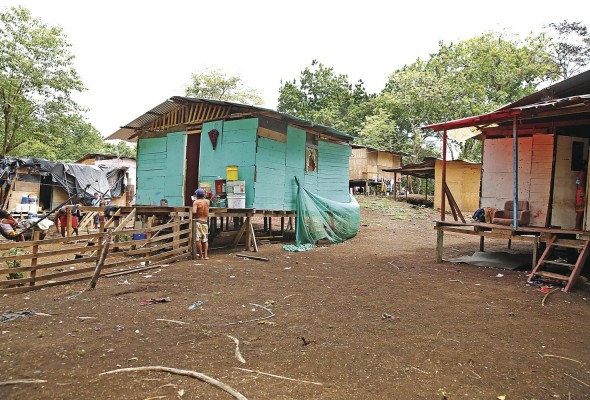 Casas improvisadas en la comunidad de Kuna Nega Casas improvisadas en la comunidad de Kuna Nega