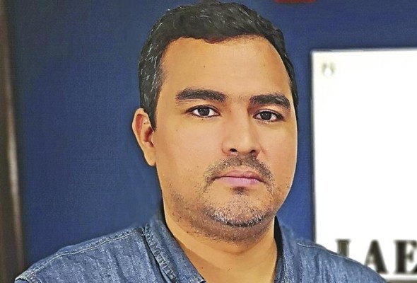 Alonso Ramos. Sociólogo Es sociólogo, activista de derechos humanos, consultor y docente universitario. Forma parte del comité editorial del medio alternativo 'Antónima'. Alonso Ramos. Sociólogo Es sociólogo, activista de derechos humanos, consultor y docente universitario. Forma parte del comité editorial del medio alternativo 'Antónima'.