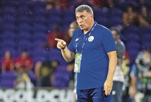 Seleccionador del equipo nacional masculino de fútbol de Costa Rica, Luis Fernando Suárez. Seleccionador del equipo nacional masculino de fútbol de Costa Rica, Luis Fernando Suárez.