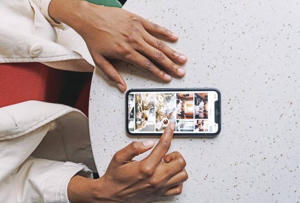 Las fotografías son notoriamente tacañas a la hora de revelar lo que las personas piensan, sienten, desean o pretenden. Las fotografías son notoriamente tacañas a la hora de revelar lo que las personas piensan, sienten, desean o pretenden.