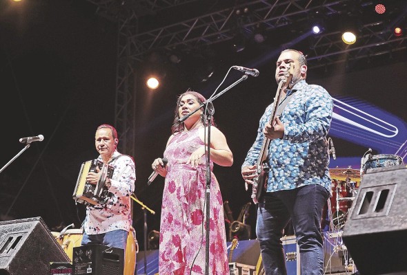 Manuel 'Nenito' Vargas y los Plumas Negras en el 'Canoso Fest'. Manuel 'Nenito' Vargas y los Plumas Negras en el 'Canoso Fest'.