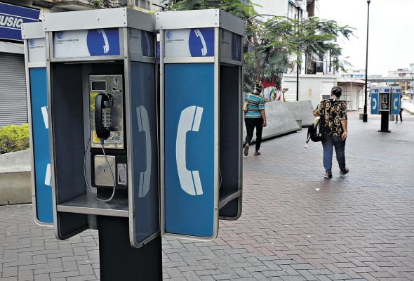 En la era de los 'smartphones', los teléfonos públicos se resisten a morir En la era de los 'smartphones', los teléfonos públicos se resisten a morir
