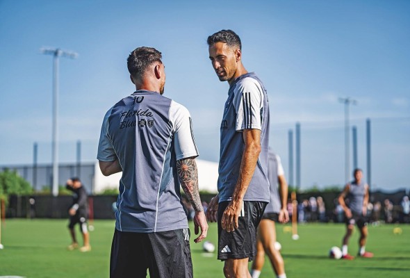 Lionel Messi y Sergio Busquets podrían debutar el próximo viernes ante el Cruz Azul de México. Lionel Messi y Sergio Busquets podrían debutar el próximo viernes ante el Cruz Azul de México.