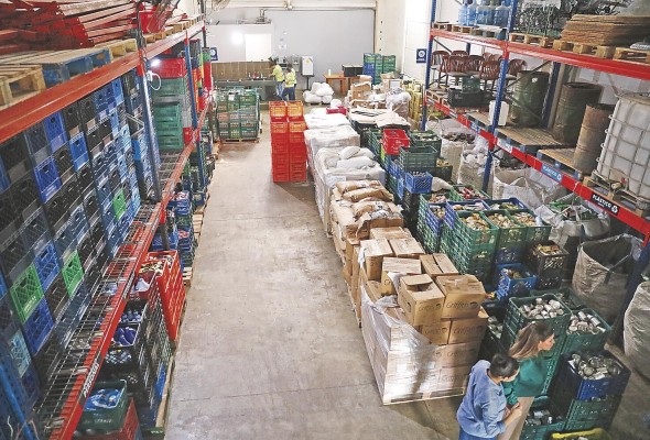 Envases y envoltorios de plástico, aluminio, papel y otros materiales se reprocesan para darles una segunda vida. Envases y envoltorios de plástico, aluminio, papel y otros materiales se reprocesan para darles una segunda vida.