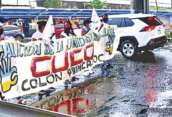 Miembros de la Coalición Unidad de Colón cierran las principales vías de Colón para exigir mejores condiciones. Miembros de la Coalición Unidad de Colón cierran las principales vías de Colón para exigir mejores condiciones.
