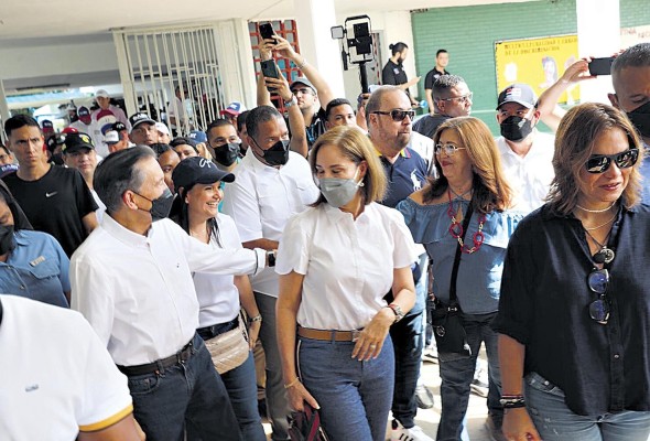 El presidente Laurentino Cortizo y la primera dama, Yazmín Colón de Cortizo acudieron a las urnas. El presidente Laurentino Cortizo y la primera dama, Yazmín Colón de Cortizo acudieron a las urnas.