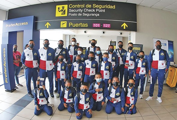Un total de 33 niños, junto con sus entrenadores y personal de estamentos de seguridad, partieron hacia San José, Costa Rica. Un total de 33 niños, junto con sus entrenadores y personal de estamentos de seguridad, partieron hacia San José, Costa Rica.