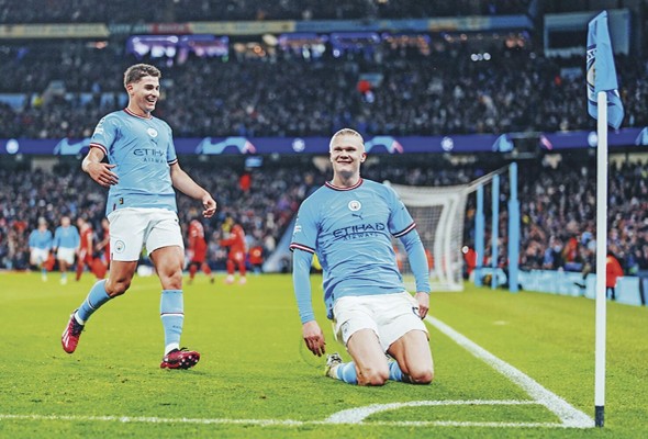 Detener al gigantesco, intimidante y eficaz delantero noruego Erling Haaland es una de las claves para que el Arsenal supere al City. Detener al gigantesco, intimidante y eficaz delantero noruego Erling Haaland es una de las claves para que el Arsenal supere al City.