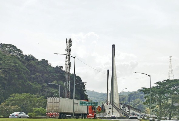 El puente Centenario es el segundo puente que atraviesa el Canal. El puente Centenario es el segundo puente que atraviesa el Canal.