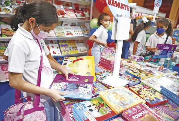 Los más chicos también pudieron disfrutar un buen libro durante la FIL. Los más chicos también pudieron disfrutar un buen libro durante la FIL.