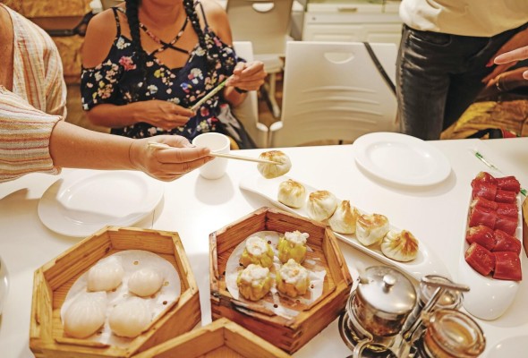 La Guía del Foodie desarrolla diversos tours gastronómicos abiertos así como a grupos privados a propósito de celebraciones especiales y también a grupos corporativos La Guía del Foodie desarrolla diversos tours gastronómicos abiertos así como a grupos privados a propósito de celebraciones especiales y también a grupos corporativos