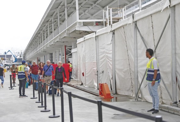 El embarque y desembarque se dificulta en el puerto El embarque y desembarque se dificulta en el puerto
