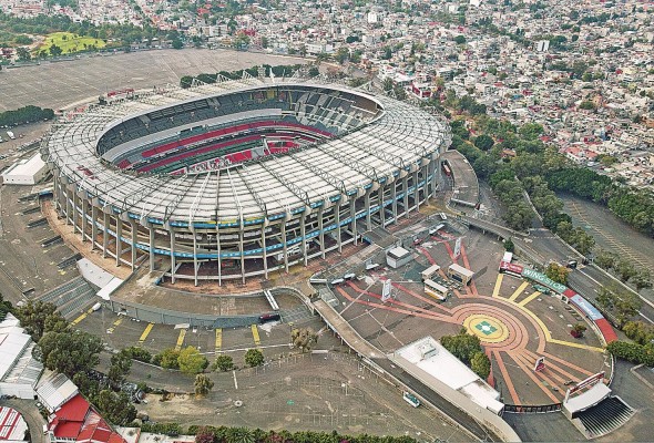 La construcción del estadio Azteca se inició con una enorme excavación de 180.000 toneladas de roca, en 1962, en terrenos del volcán apagado Xitle. En la obra participaron 10 arquitectos, 34 ingenieros, 15 técnicos y 800 obreros. La construcción del estadio Azteca se inició con una enorme excavación de 180.000 toneladas de roca, en 1962, en terrenos del volcán apagado Xitle. En la obra participaron 10 arquitectos, 34 ingenieros, 15 técnicos y 800 obreros.